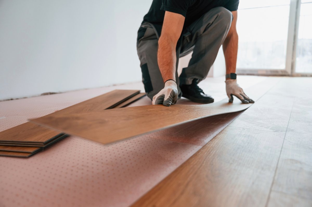 Installing 3.6 mm Vinyl Click interlocking flooring (catalogue image)
